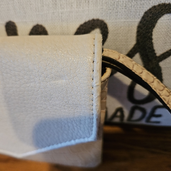 EUC Anne Klein Cream Colored Vegan Leather Croc Clutch With Lion Magnetic Closer - Picture 5 of 10